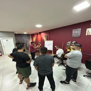 Escola de Barbearia - Old H Academy