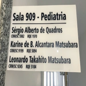 Consultório de pediatria: Leonardo Takahito Matsubara, Karine de Bem Alcantara Matsubara e Sérgio Alberto de Quadros