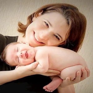 Dra. Gabriela Rebessi Carmona Martim, Pediatra e neonatologista